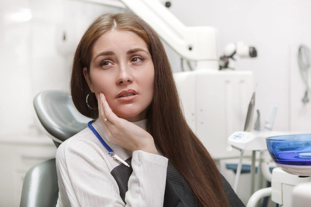Is That Toothache an Emergency? 5 Signs You Should See a Dentist Now